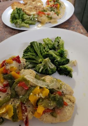 Una foto de Pechuga de pollo con brócoli