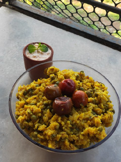 લીલવા ની વઘારેલી ખીચડી (Lilva Vaghareli Khichdi Recipe In Gujarati) રેસીપી મુખ્ય ફોટો