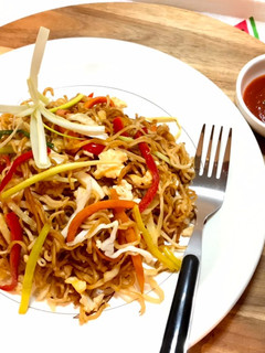 कोलकाता स्टाइल चाऊमिन (kolkata style chowmein recipe in Hindi) रेसिपी मुख्य फोटो