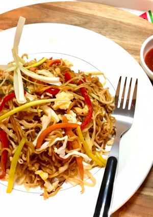 कोलकाता स्टाइल चाऊमिन (kolkata style chowmein recipe in Hindi) रेसिपी मुख्य फोटो