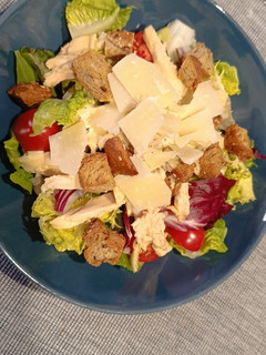 Una foto de Ensalada César con pollo asado
