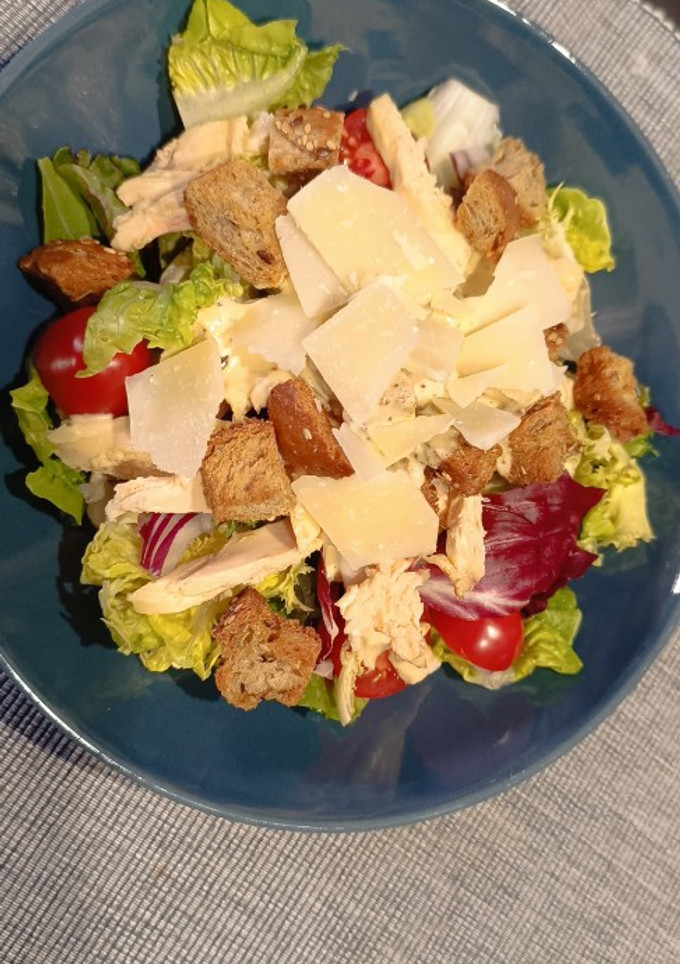 Una foto de Ensalada César con pollo asado