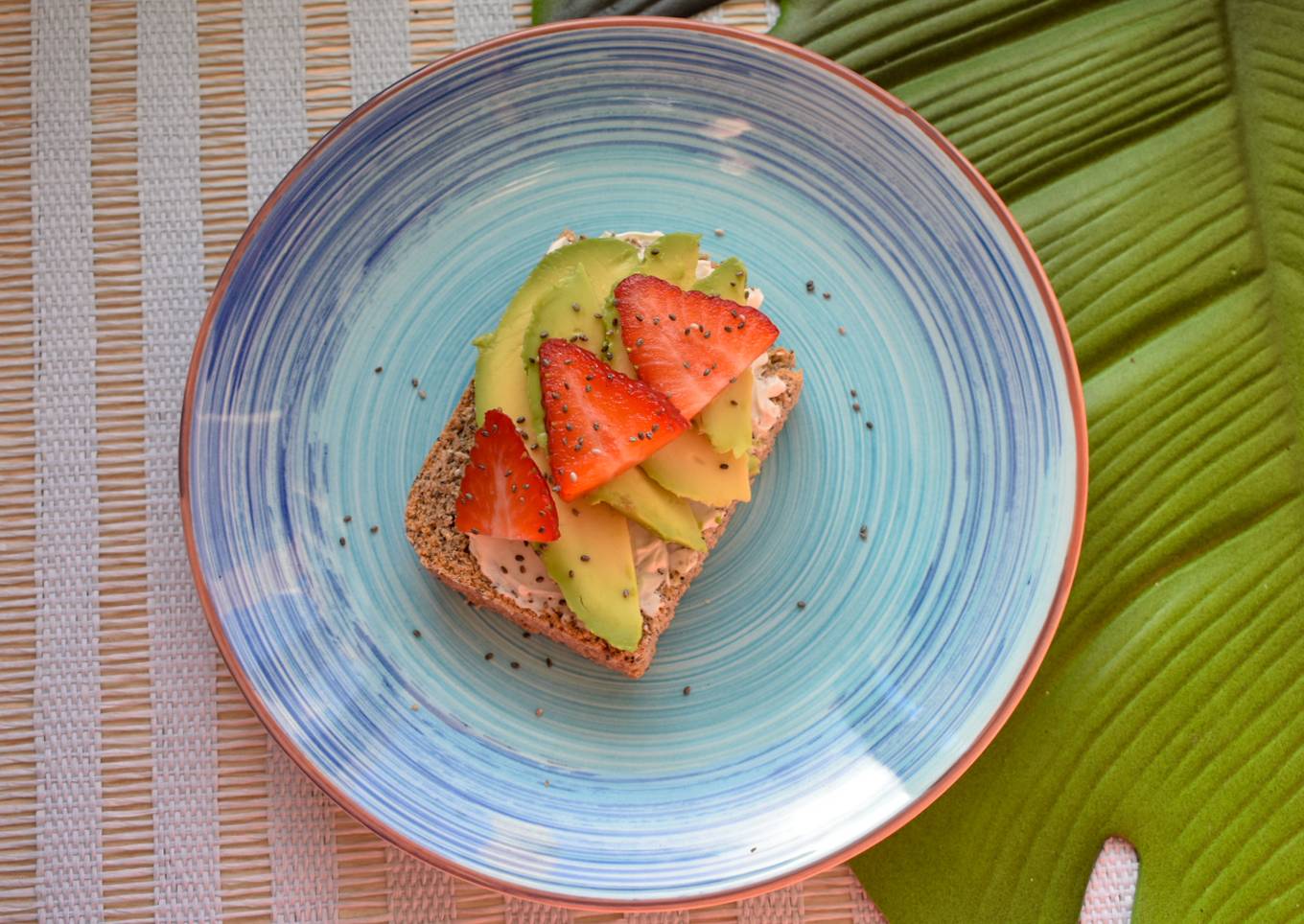 Desayuno saludable para dieta de tostada de aguacate con fresas