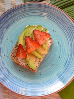 Una foto de Desayuno saludable para dieta de tostada de aguacate con fresas