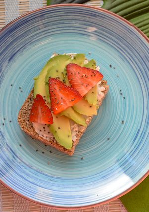Foto principal de Desayuno saludable para dieta de tostada de aguacate con fresas