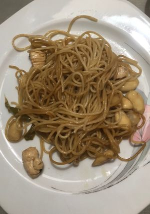 Una foto de Fideos chinos con pollo y verduras