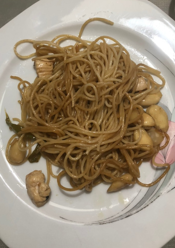 Una foto de Fideos chinos con pollo y verduras