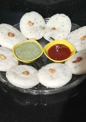 ઇન્સ્ટન્ટ રવા ઇડલી (Rava Idli Recipe in Gujarati) રેસીપી મુખ્ય ફોટો