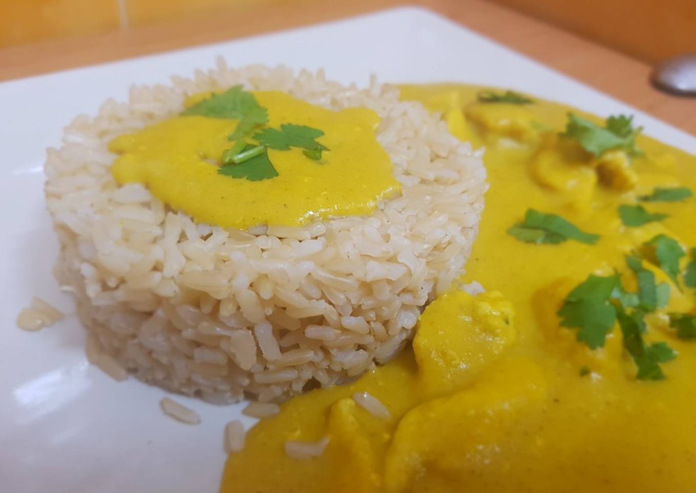 Arroz con pollo y salsa de curry