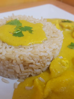 Una foto de Arroz con pollo y salsa de curry