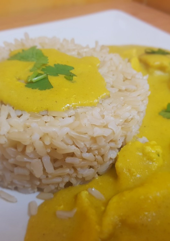 Una foto de Arroz con pollo y salsa de curry