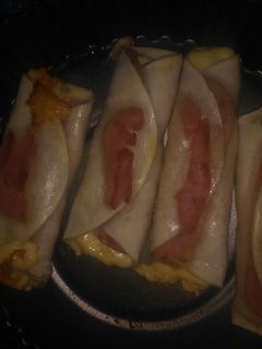 Una foto de Arrollados de jamón, queso, mayo y de lo que venga