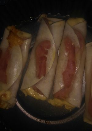 Una foto de Arrollados de jamón, queso, mayo y de lo que venga