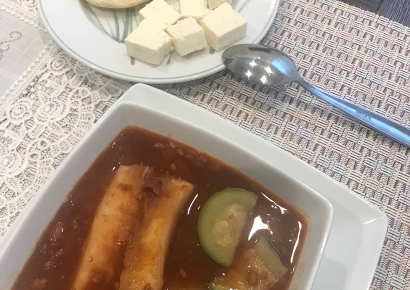 Sopa de frijoles con chorizo mexicano, yuca y calabacitas
