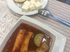 Una foto de Sopa de frijoles con chorizo mexicano, yuca y calabacitas