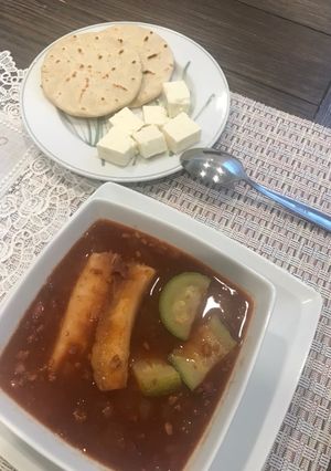 Una foto de Sopa de frijoles con chorizo mexicano, yuca y calabacitas