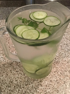 Una foto de Agua saborizada a pepino y menta