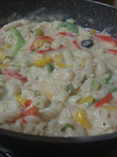 व्हाइट सॉस वेजिटेबल पास्ता (white sauce vegetable pasta recipe in Hindi) रेसिपी मुख्य फोटो