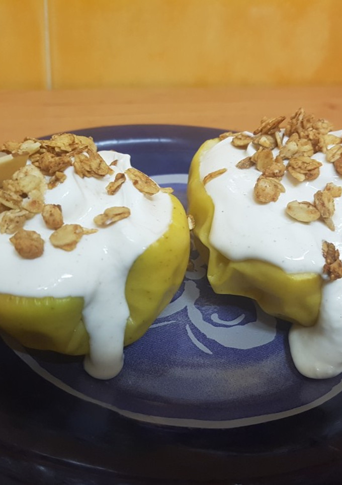 Una foto de Manzana asada con yogur griego