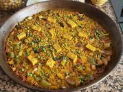 Una foto de arroz con salsa rosa
