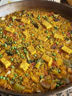 Una foto de Arroz integral, tofu y verduras