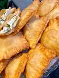 Pernuțe crocante și rapide umplute cu brânză halloumi, mărar și brânză feta