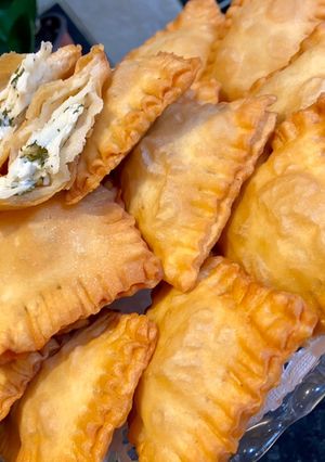 O poză a rețetei Pernuțe crocante și rapide umplute cu brânză halloumi, mărar și brânză feta.