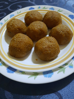 ચુરમાના લાડુ(Churama Na Ladu Recipe In Gujarati) રેસીપી મુખ્ય ફોટો