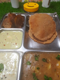 सिंघाड़े के आटे की पूरी (singhare ki atte ki poori recipe in Hindi) रेसिपी मुख्य फोटो