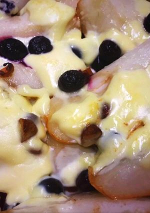 Una foto de Peras asadas al Mascarpone con arándanos y crocante de almendras