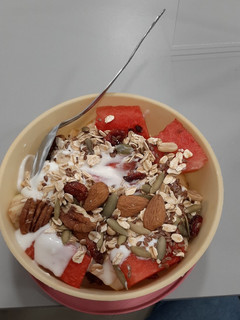 Una foto de Yogurt con fruta de Esther