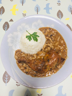 Una foto de Frijoles Castilla con Piernas del Pollo al Horno!
