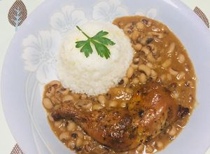 Una foto de Frijoles Castilla  con Piernas del Pollo al Horno!