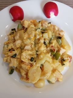 Una foto de Revuelto de calabacín con papas y pollo