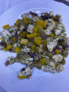 Una foto de Salteado de berenjena con pollo y cebolla morada