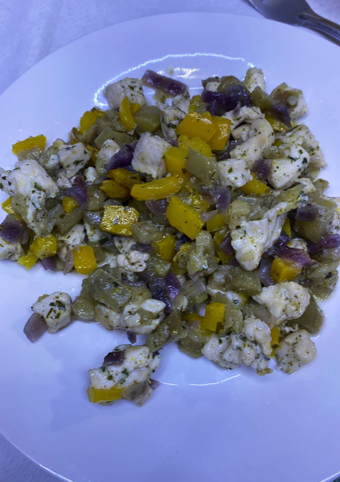 Una foto de Salteado de berenjena con pollo y cebolla morada