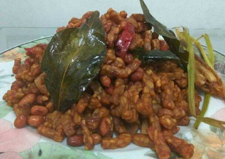 Orek tempe tahu dan kacang