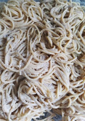 Una foto de Spaguettis con salsa de champiñones y camembert 🧀🍄