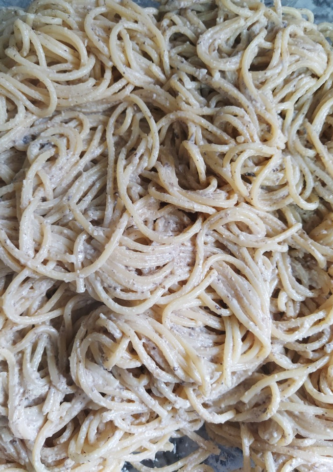 Una foto de Spaguettis con salsa de champiñones y camembert 🧀🍄