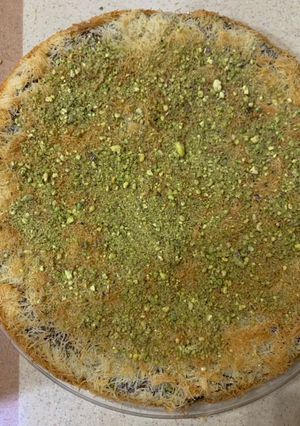 صورة لوصفة كنافة بالتمر والفستق الحلبي