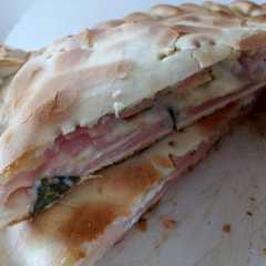 Una foto de Tarta de jamón, queso y verdeo