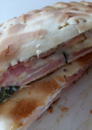 Una foto de Tarta de jamón, queso y verdeo
