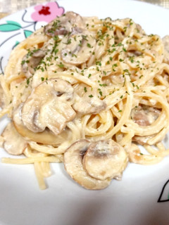 Una foto de Espaguetis con salsa blanca y champiñones