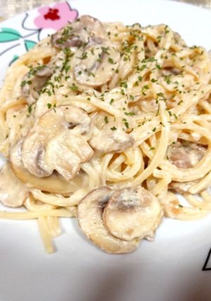 Foto principal de Espaguetis con salsa blanca y champiñones