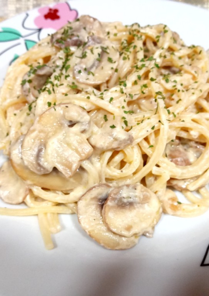 Una foto de Espaguetis con salsa blanca y champiñones