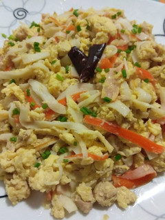 Una foto de Revuelto de atún y surimi