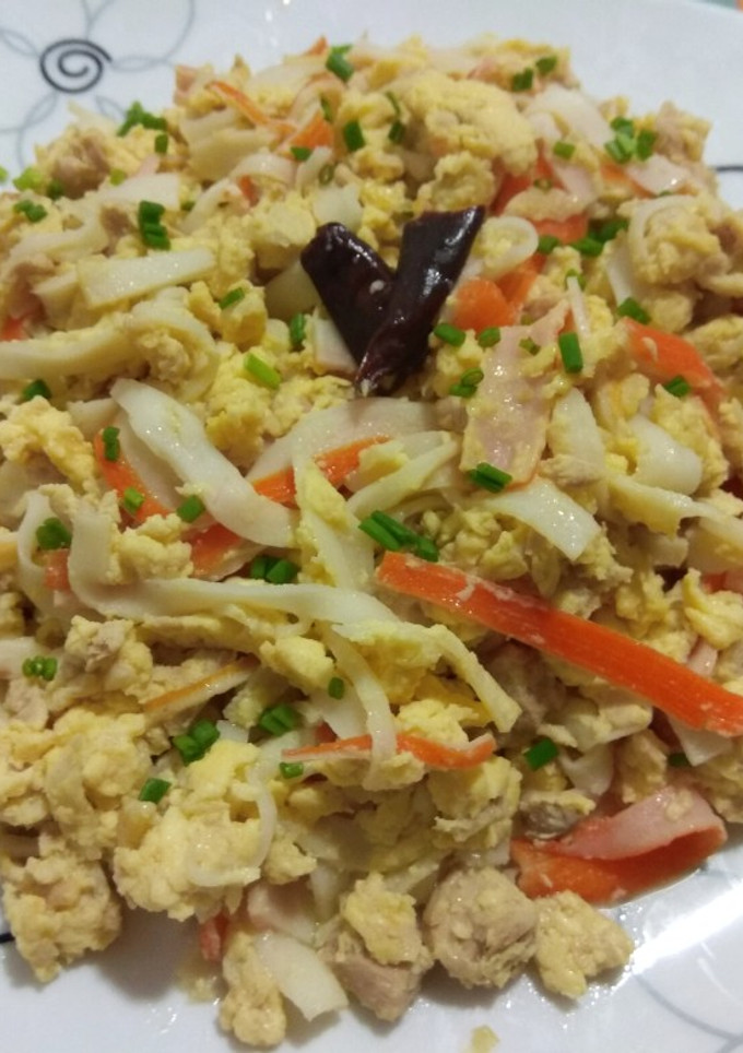 Una foto de Revuelto de atún y surimi