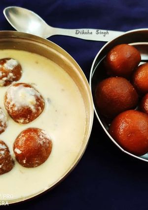 A picture of Gulabjamun with Rabri.
