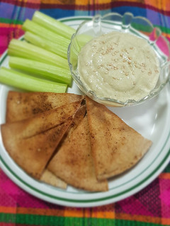 Una foto de Dip de tallos de acelga tipo hummus