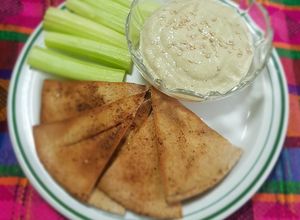 Una foto de Dip de tallos de acelga tipo hummus